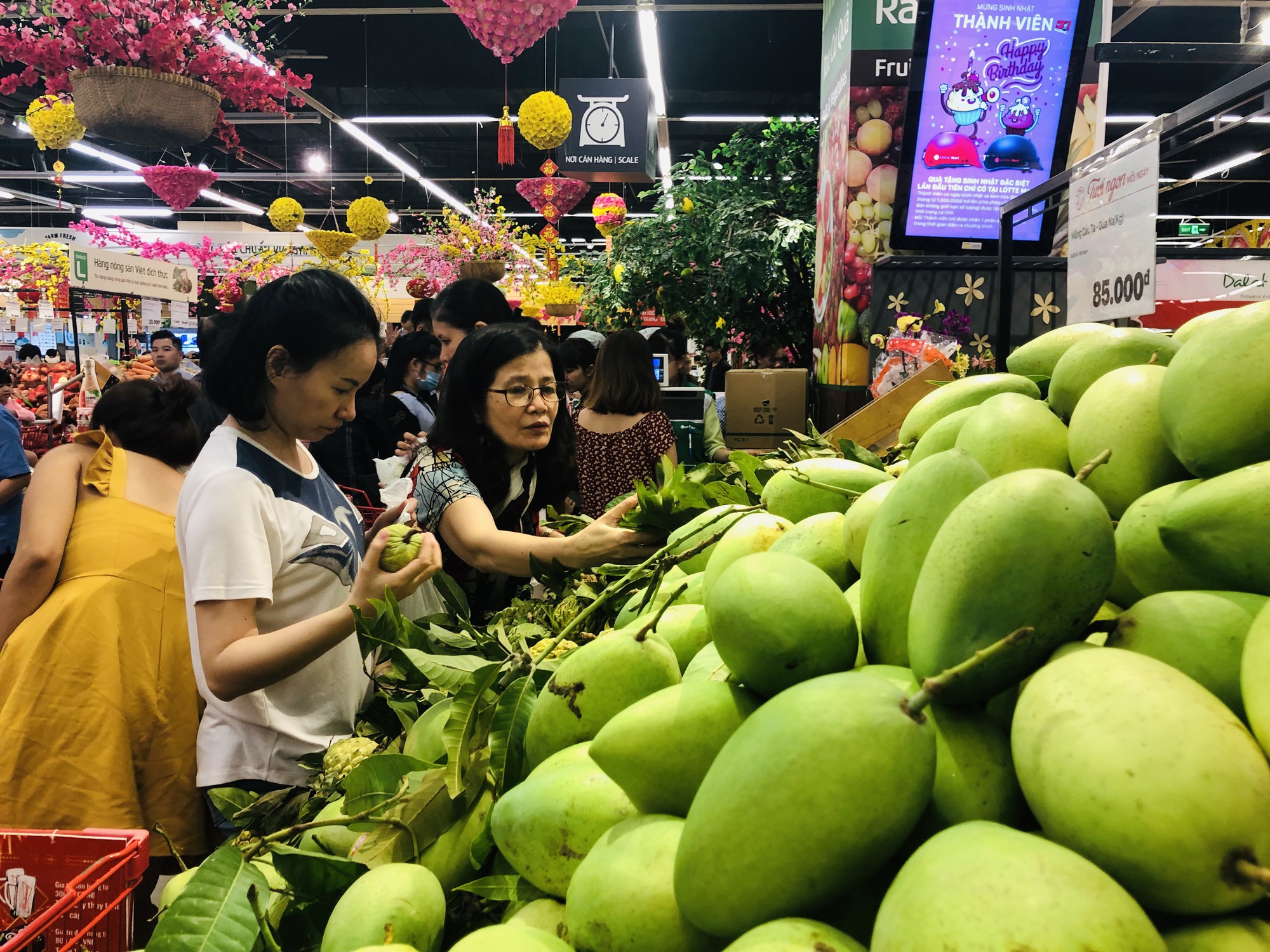 Chen nhau vét hàng trong siêu thị ngày cuối năm - Ảnh 3.