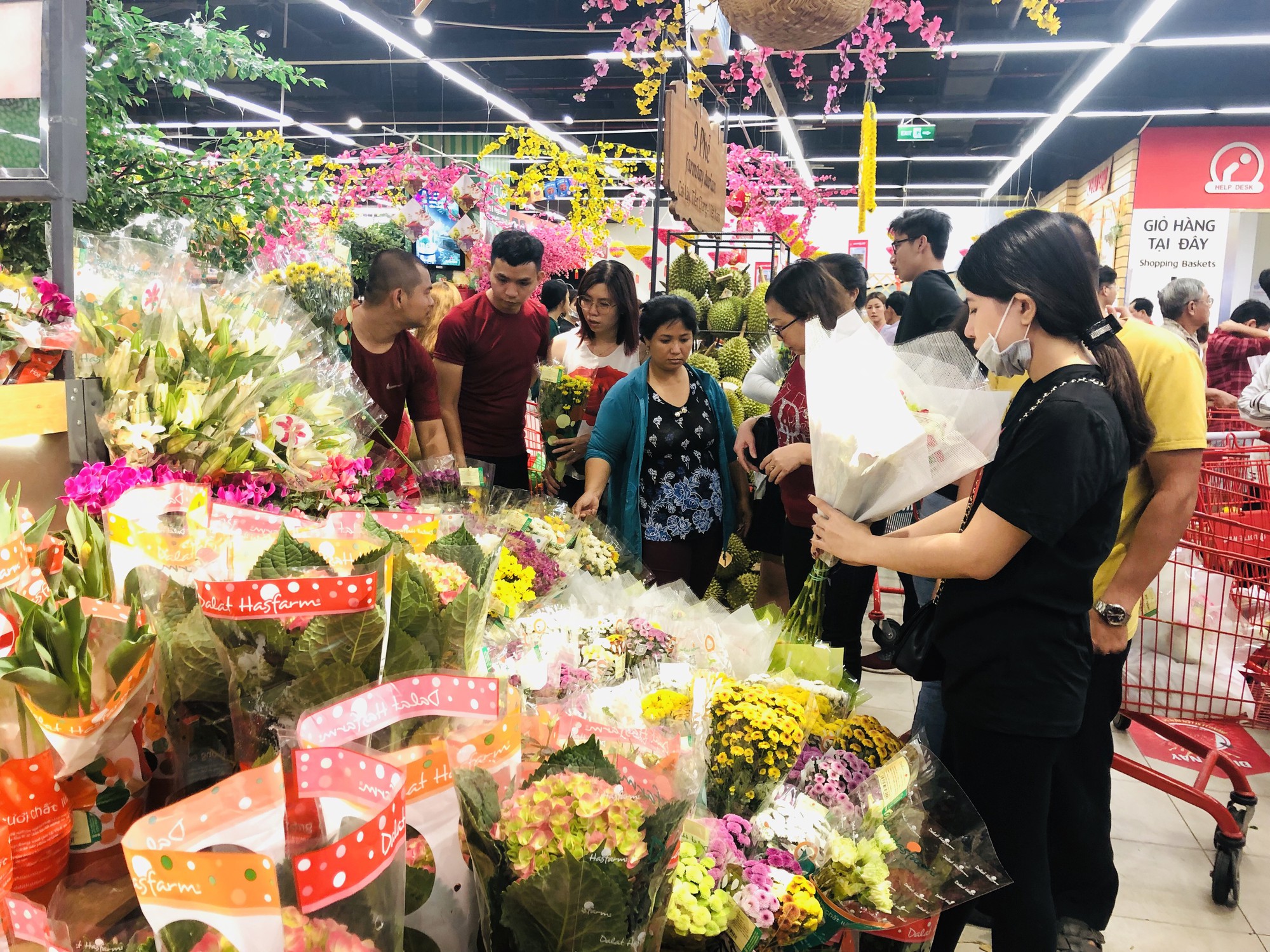 Chen nhau vét hàng trong siêu thị ngày cuối năm - Ảnh 2.