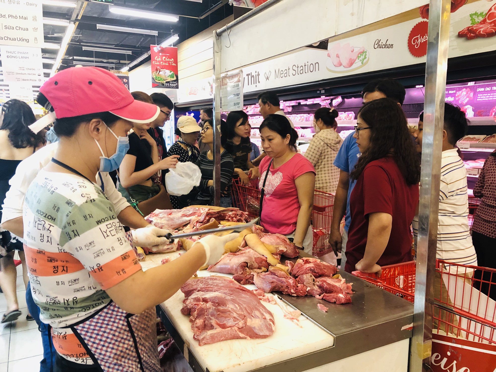 Chen nhau vét hàng trong siêu thị ngày cuối năm - Ảnh 4.