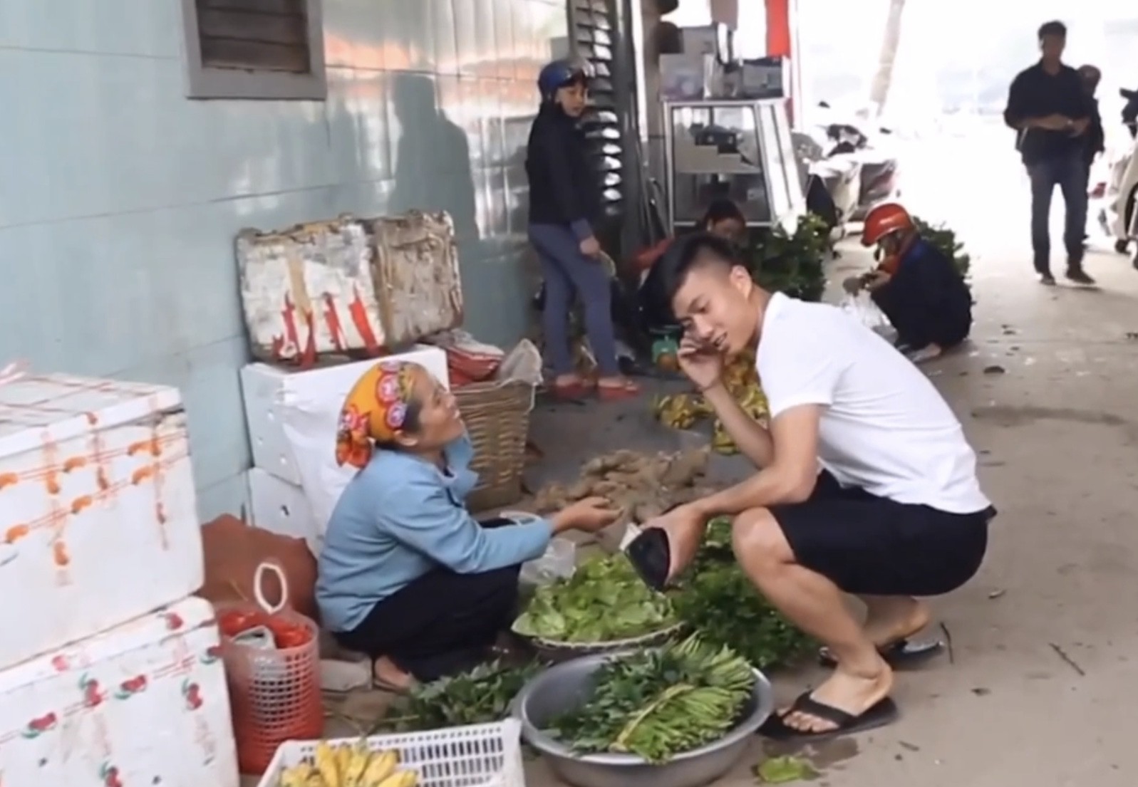 Phan Văn Đức trổ tài đi chợ, nấu ăn cho mẹ khi về nhà đón Tết