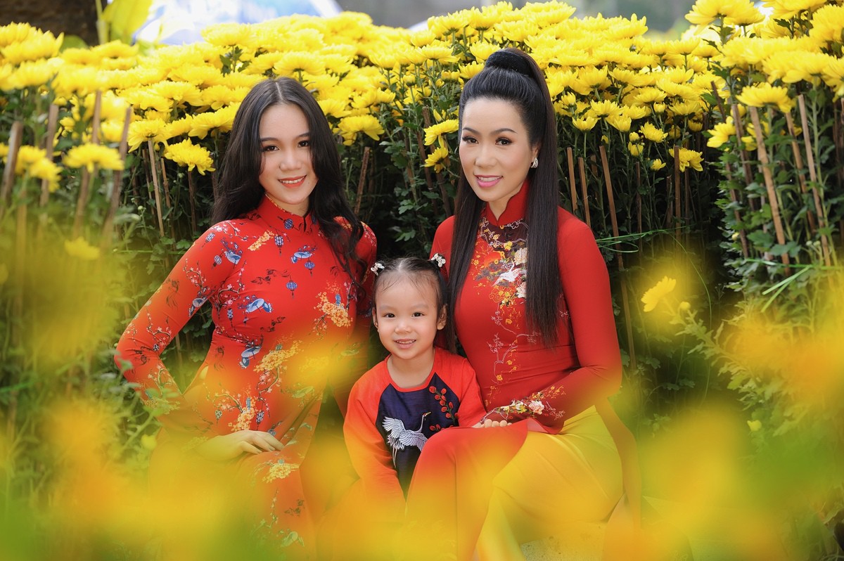 Lộ diện con gái xinh như hoa hậu của Trịnh Kim Chi trên phố Xuân