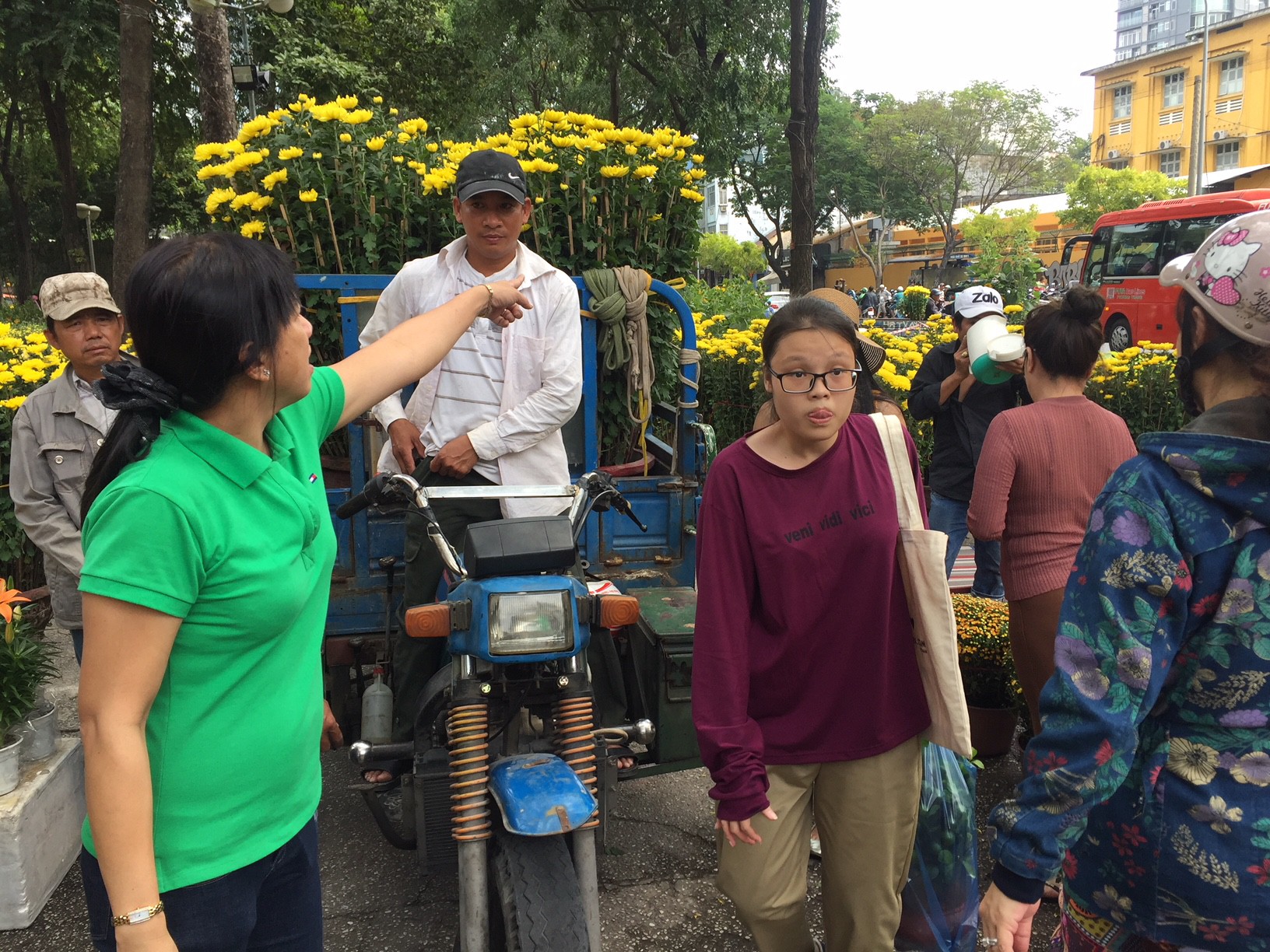 Hoa Tết bắt đầu giảm gi&aacute;, xả h&agrave;ng - Ảnh 4.