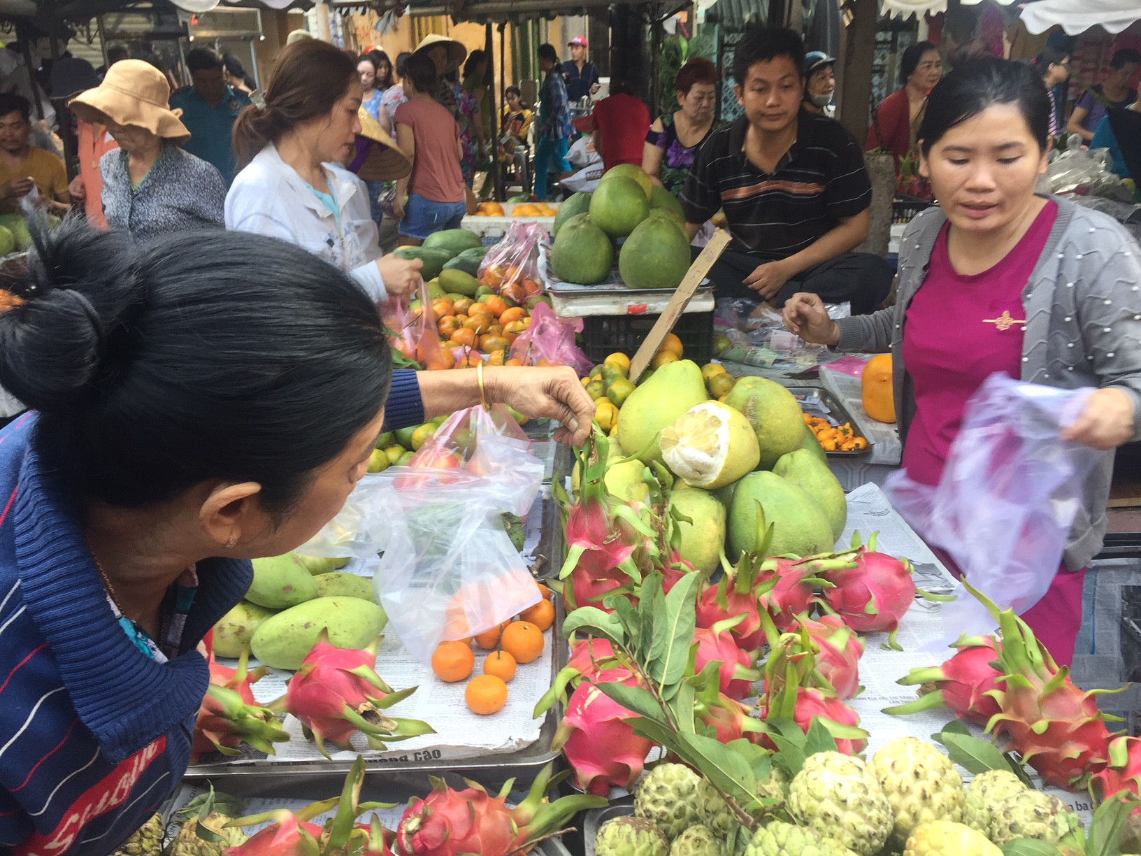 Giá thực phẩm ở chợ lẻ tăng chóng mặt sáng 30 Tết