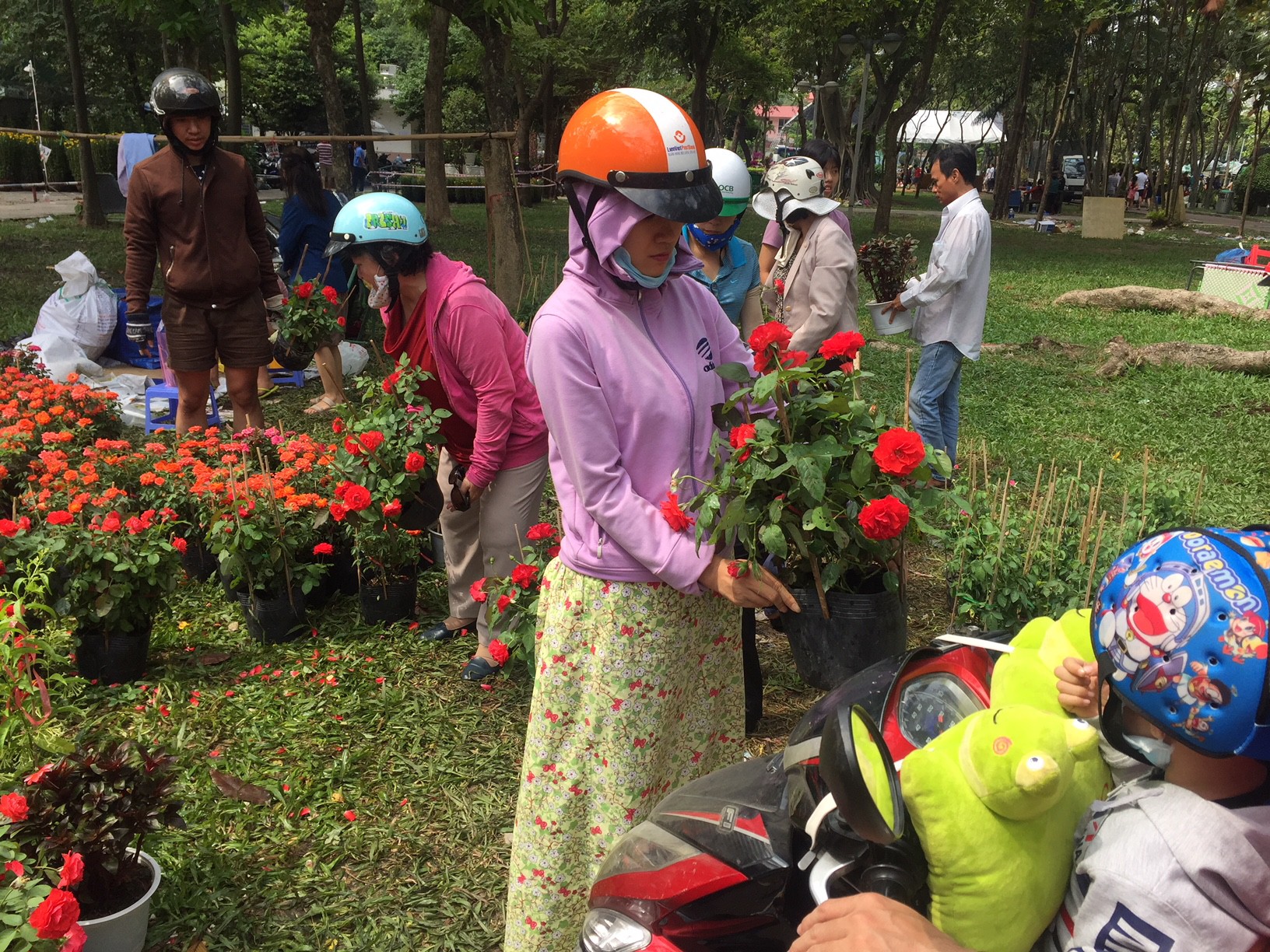 30 Tết, hoa kiểng rớt giá thê thảm nhưng ít bị đập bỏ