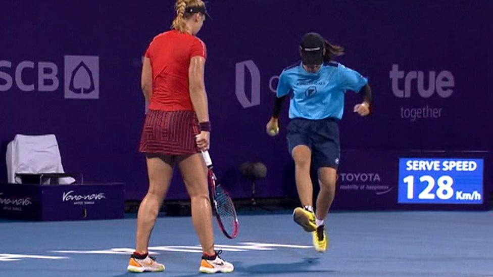 Sốc với clip cô gái nhặt bóng tennis giẫm nát chú dế