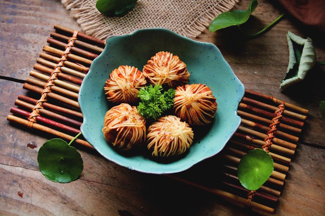 Lạ miệng ng&agrave;y Tết: M&igrave; bọc t&ocirc;m thịt chi&ecirc;n gi&ograve;n - Ảnh 6.