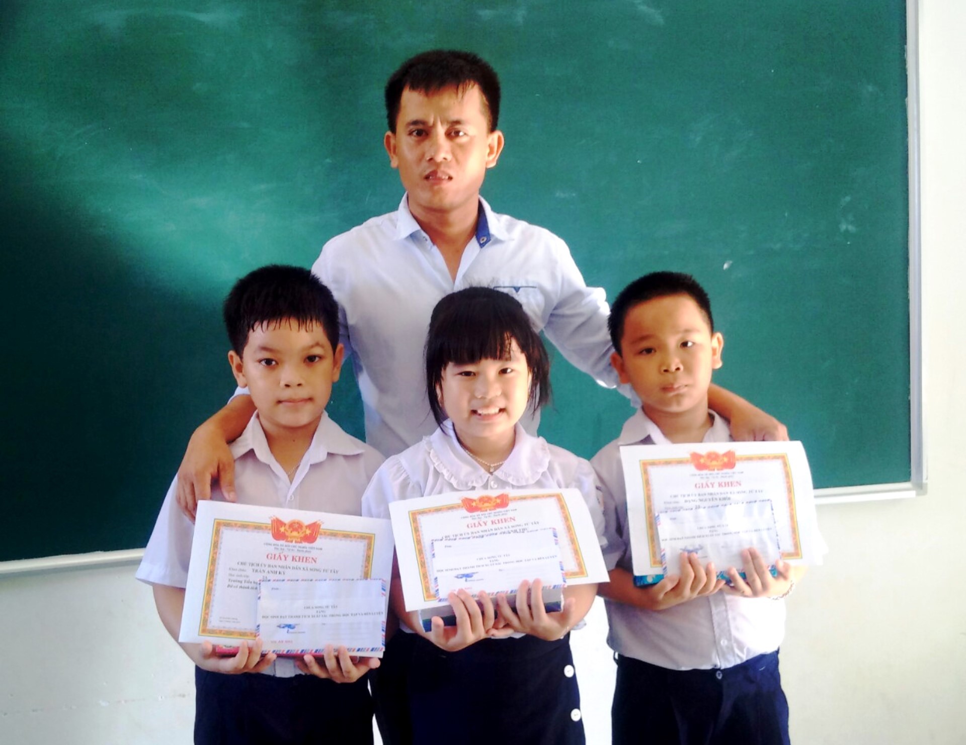 Vượt s&oacute;ng, gieo chữ ở Trường Sa - Ảnh 2.