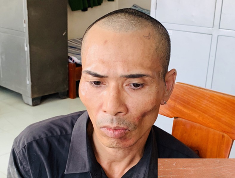 Bị cảnh sát truy bắt chiều 30 Tết, kẻ bị truy nã nguy hiểm rút dao chống trả điên cuồng