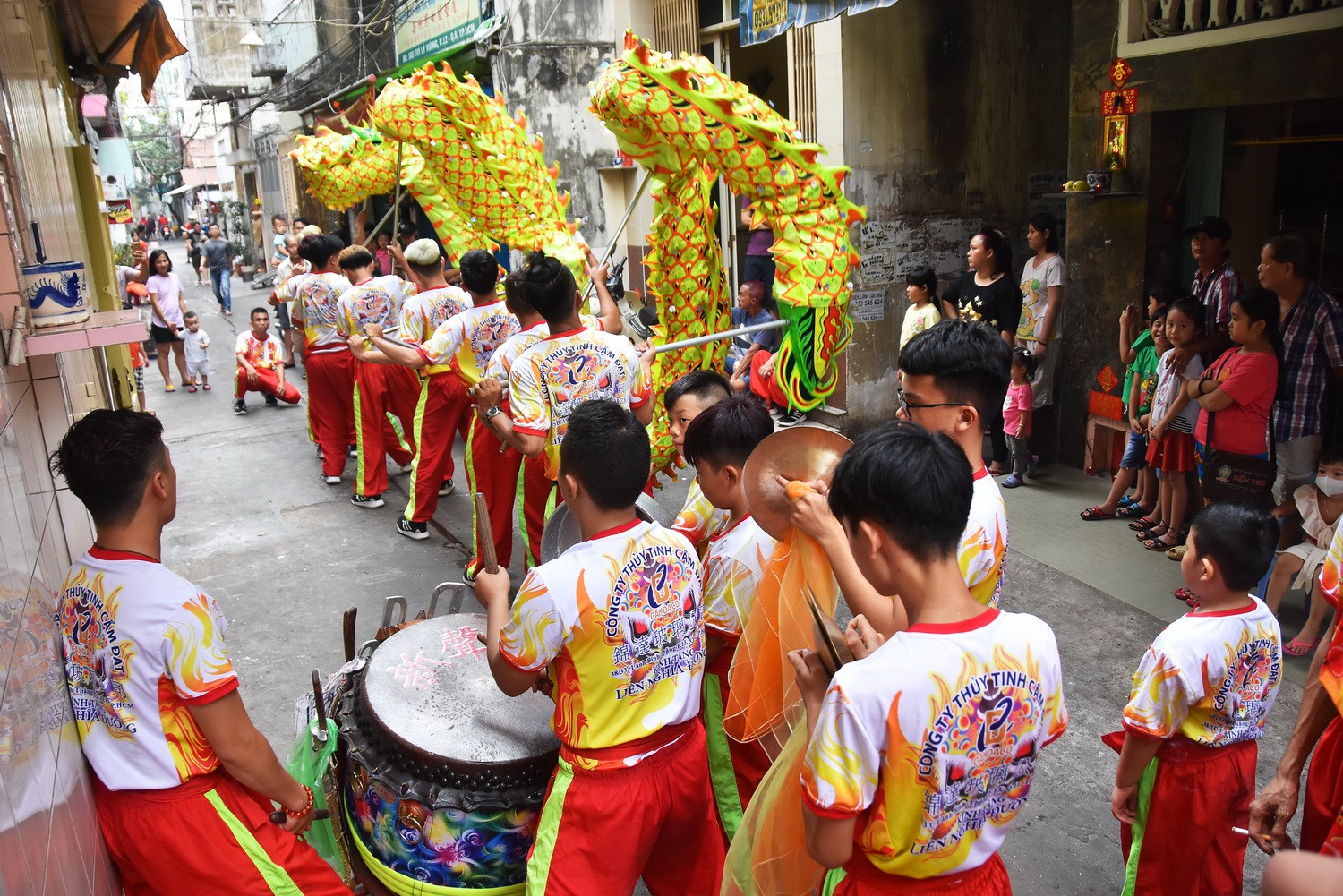 Người dân TP HCM chộn rộn đón Xuân
