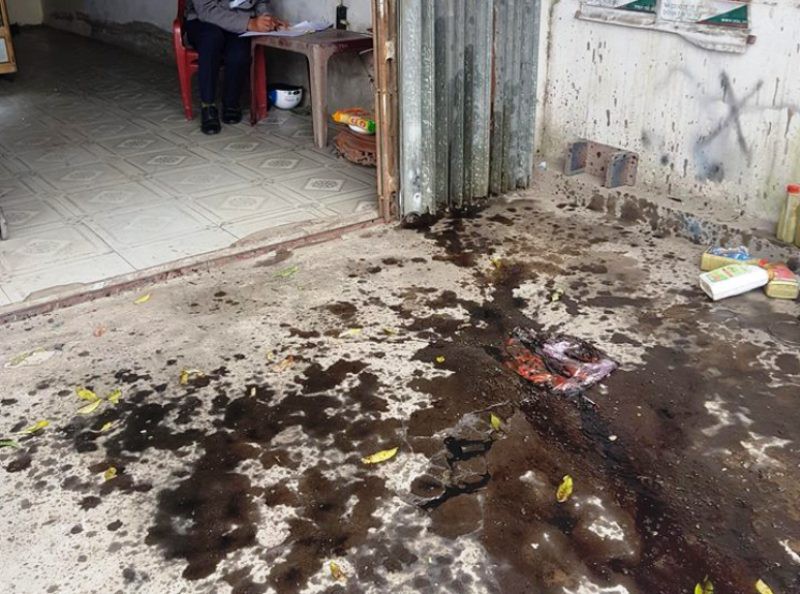 Đi đ&ograve;i nợ thu&ecirc;, nh&oacute;m người mang cơm ra ăn, ngồi l&igrave; trong nh&agrave; d&acirc;n ng&agrave;y 29 Tết - Ảnh 3.