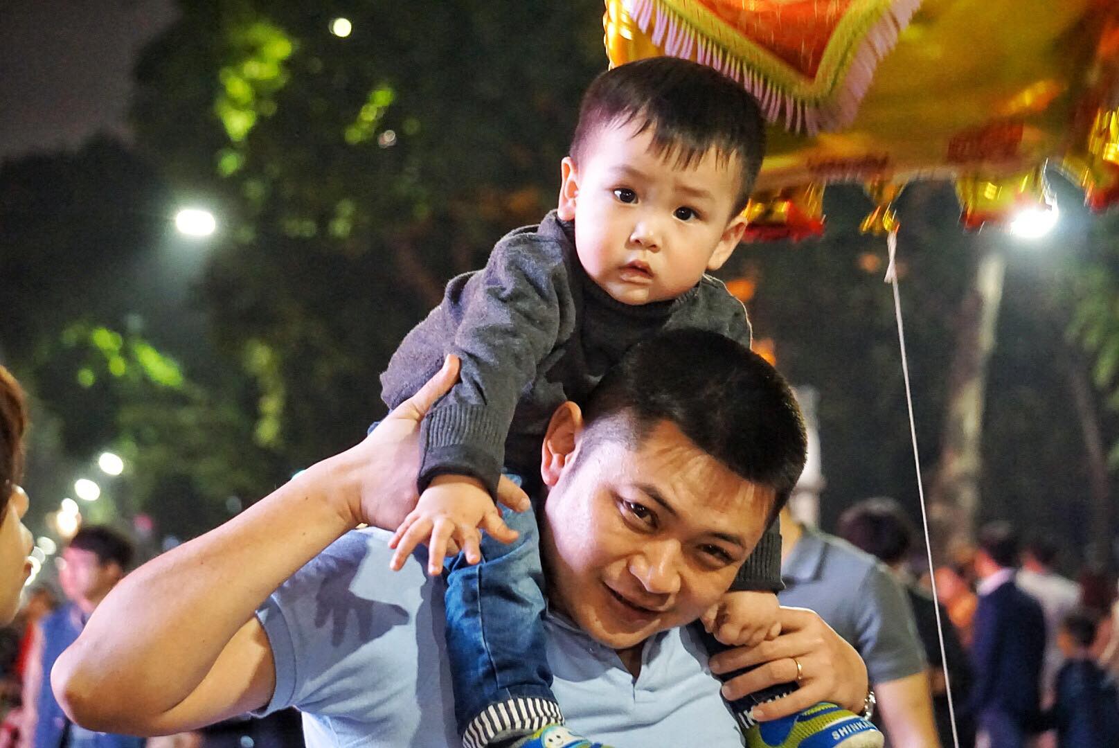 Hồ Gươm đ&ocirc;ng nghẹt người chờ đ&oacute;n giao thừa, xem bắn ph&aacute;o hoa - Ảnh 5.