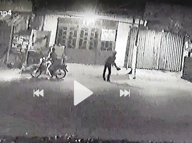 Đi đ&ograve;i nợ thu&ecirc;, nh&oacute;m người mang cơm ra ăn, ngồi l&igrave; trong nh&agrave; d&acirc;n ng&agrave;y 29 Tết - Ảnh 2.