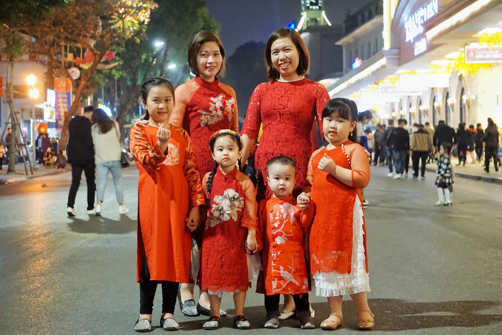 Hồ Gươm đ&ocirc;ng nghẹt người chờ đ&oacute;n giao thừa, xem bắn ph&aacute;o hoa - Ảnh 6.