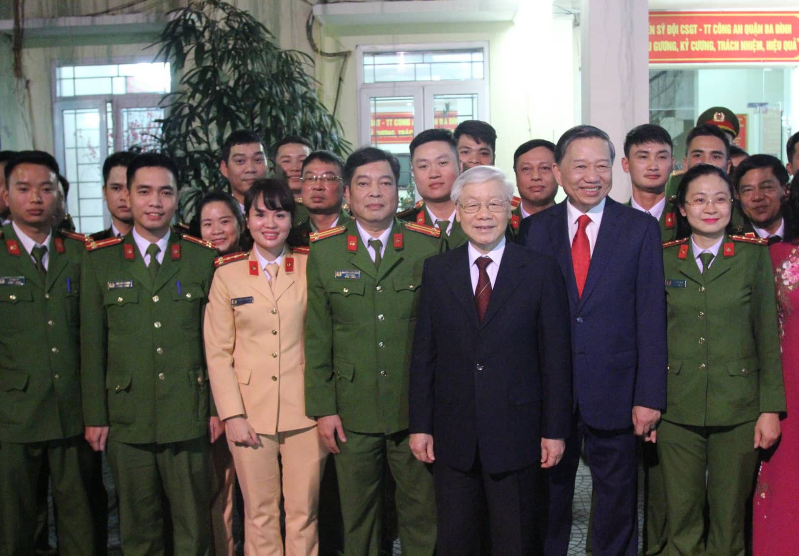 Tổng B&iacute; thư, Chủ tịch nước l&igrave; x&igrave; cho c&ocirc;ng nh&acirc;n m&ocirc;i trường trước thời khắc giao thừa - Ảnh 1.