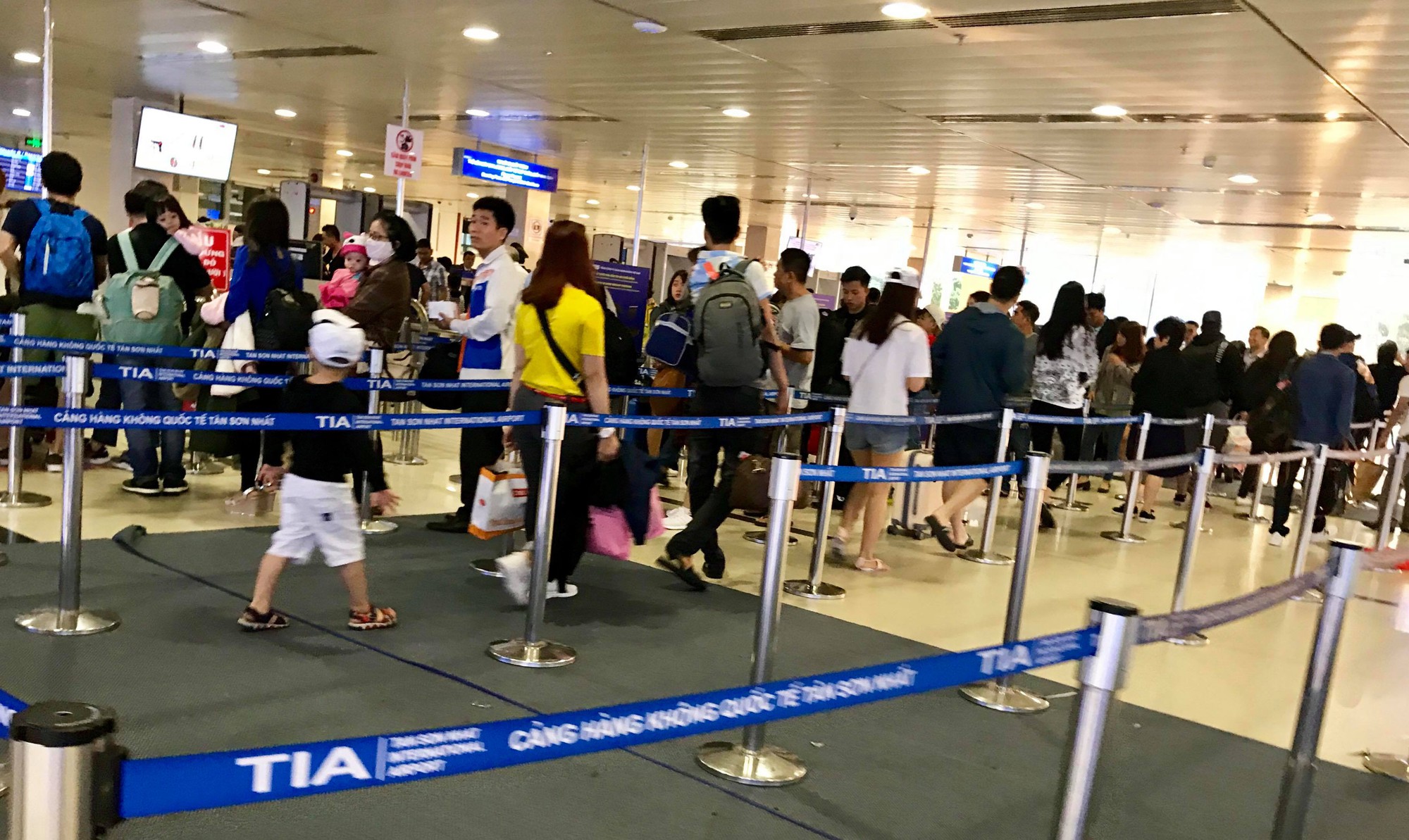 S&acirc;n bay T&acirc;n Sơn Nhất vắng lạ thường s&aacute;ng 30 Tết - Ảnh 5.