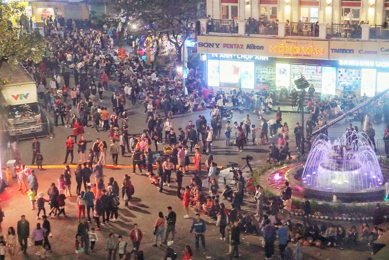 Hồ Gươm đ&ocirc;ng nghẹt người chờ đ&oacute;n giao thừa, xem bắn ph&aacute;o hoa - Ảnh 1.