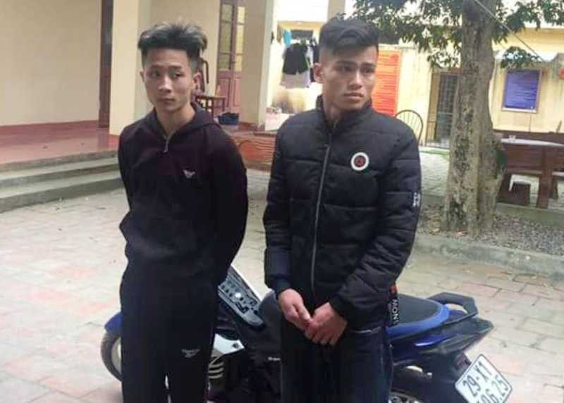 2 thanh niên "chơi ngông" châm ngòi ném pháo nổ vào cổng công an huyện