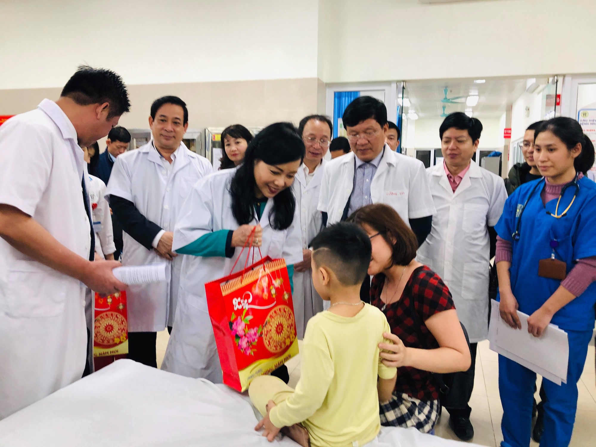 Bộ trưởng Nguyễn Thị Kim Tiến đón em bé chào đời trong đêm giao thừa - Ảnh 1.