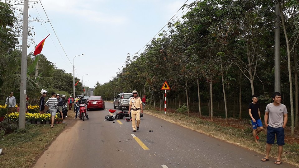 M&ocirc; t&ocirc; lao 130 km/giờ v&agrave;o xe container, thanh ni&ecirc;n... kh&ocirc;ng hề hấn g&igrave;! - Ảnh 2.