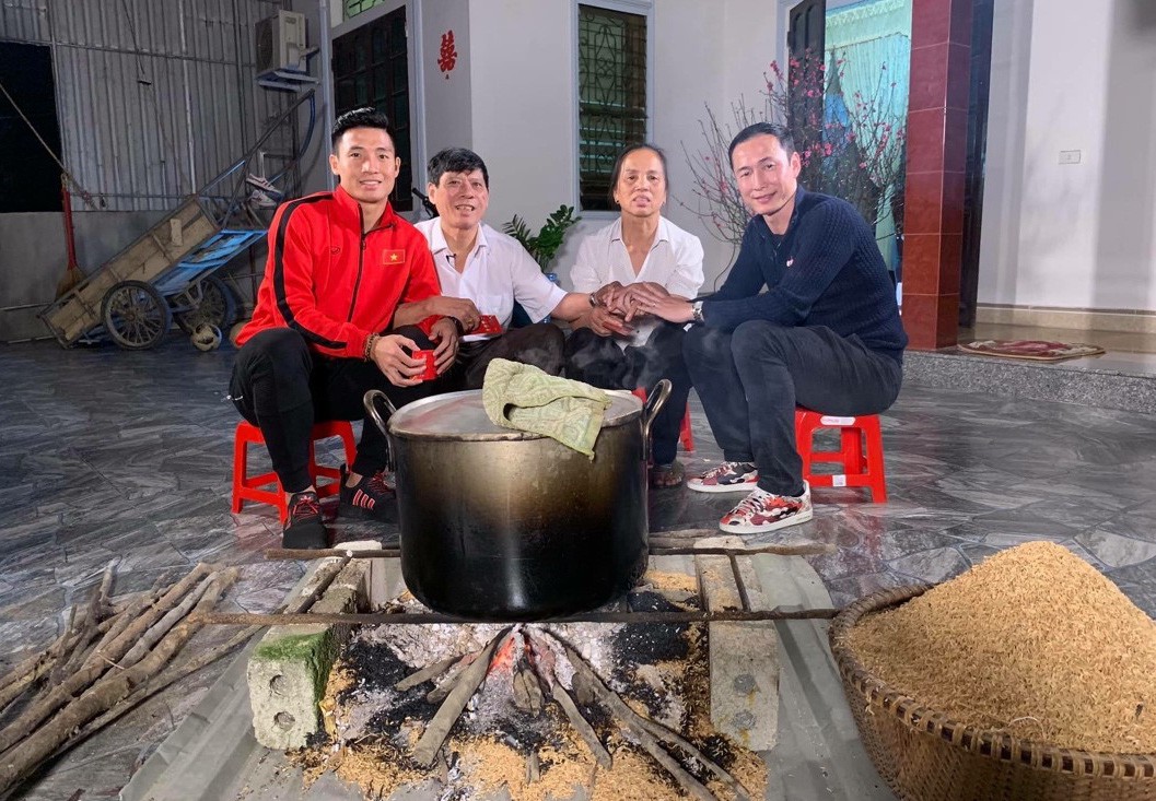 [eMagazine] - Cầu thủ tuyển Việt Nam ăn Tết như thế nào?