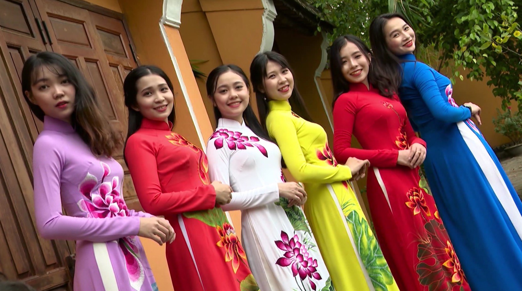 Nghệ sĩ nổi tiếng cùng cầu thủ Anh Đức hội tụ trong đêm giao thừa trên HTV