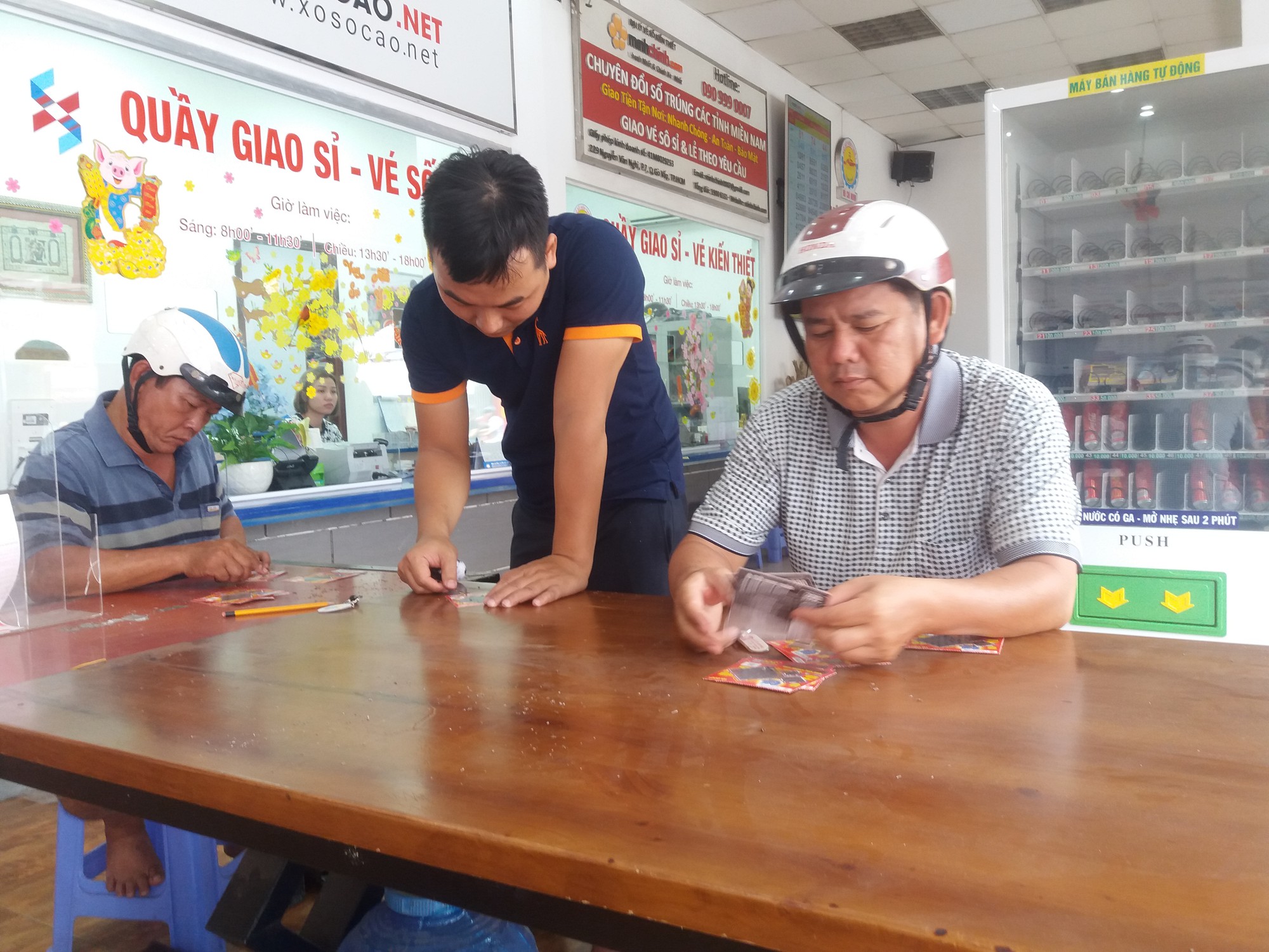 Tranh nhau mua vé số cào trúng độc đắc 300 triệu đồng ngày 30 Tết