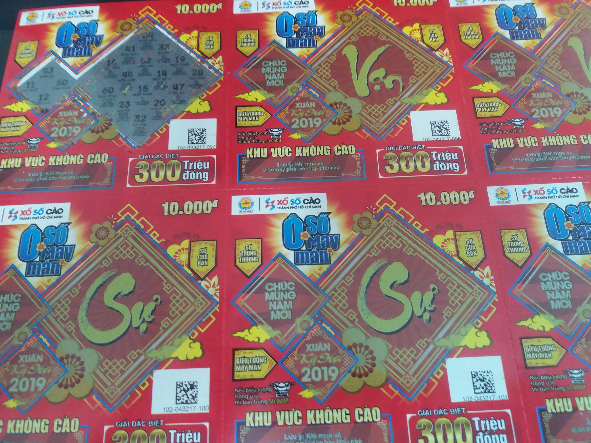 Tranh nhau mua v&eacute; số c&agrave;o tr&uacute;ng độc đắc 300 triệu đồng ng&agrave;y 30 Tết - Ảnh 2.