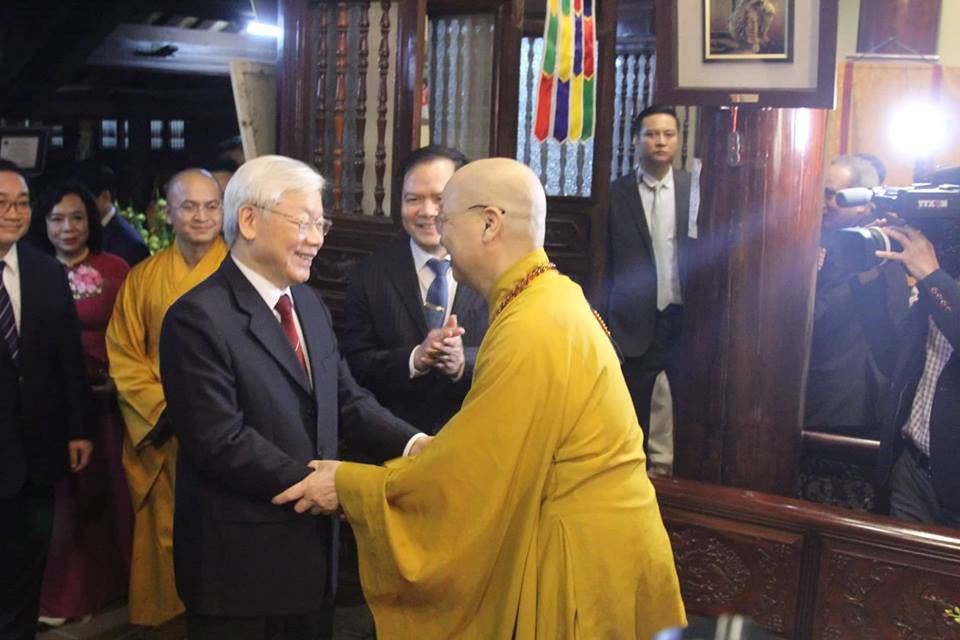 Tổng B&iacute; thư, Chủ tịch nước l&igrave; x&igrave; cho c&ocirc;ng nh&acirc;n m&ocirc;i trường trước thời khắc giao thừa - Ảnh 2.