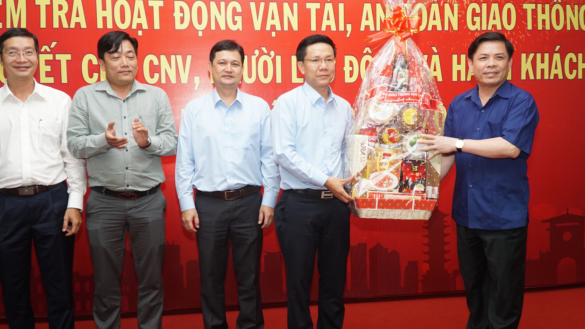 Bộ trưởng Bộ GTVT Nguyễn Văn Thể thăm, chúc Tết CBCNV Bến xe Miền Đông