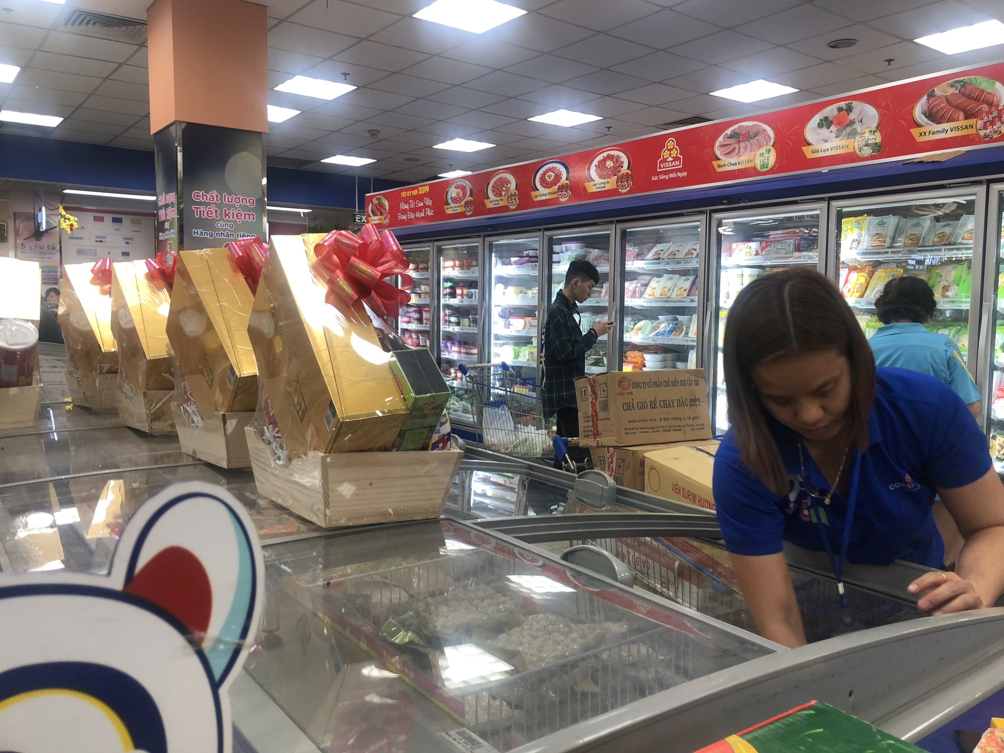 V&eacute;t sạch si&ecirc;u thị s&aacute;ng 30 Tết - Ảnh 2.