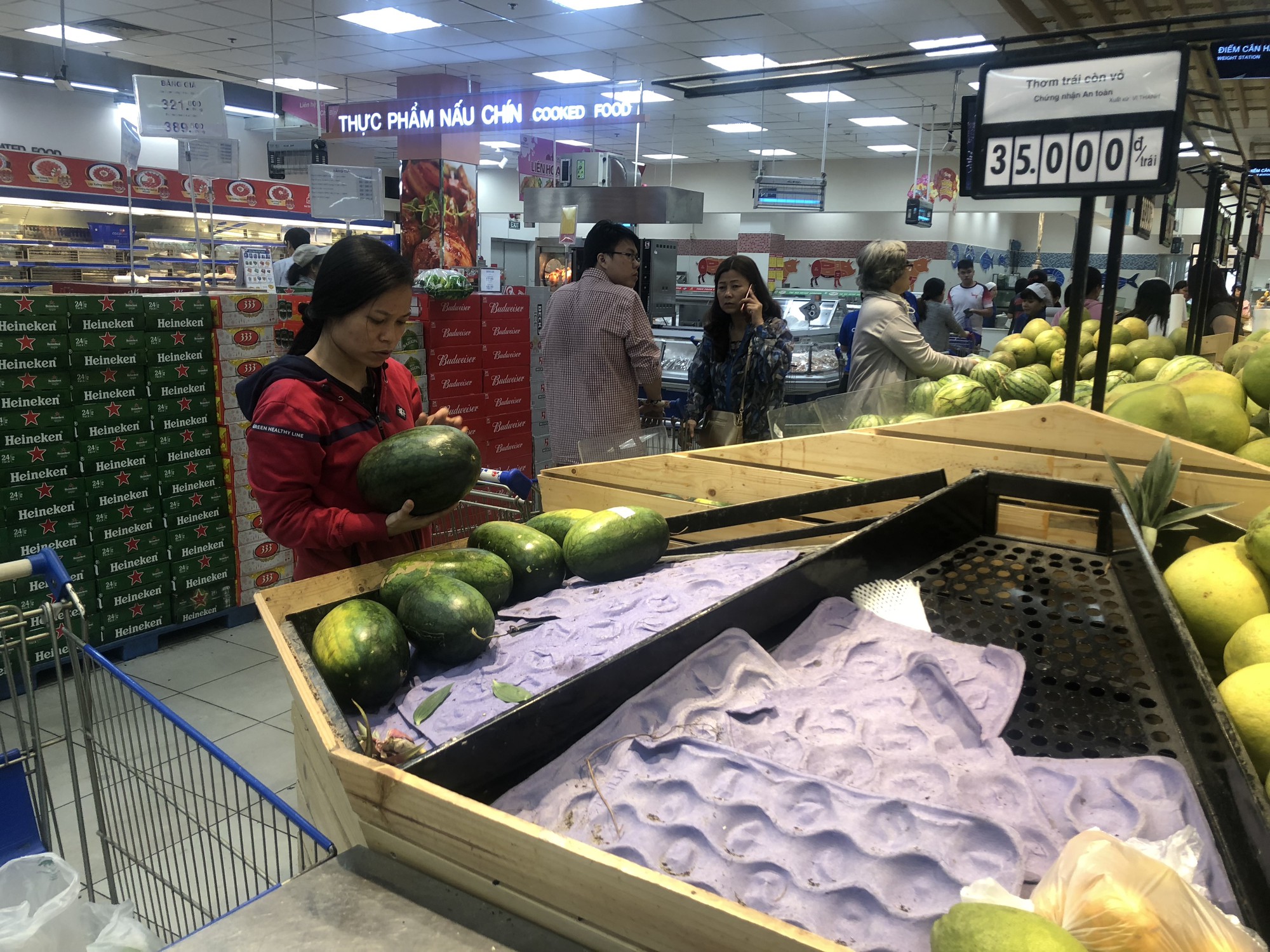 V&eacute;t sạch si&ecirc;u thị s&aacute;ng 30 Tết - Ảnh 1.
