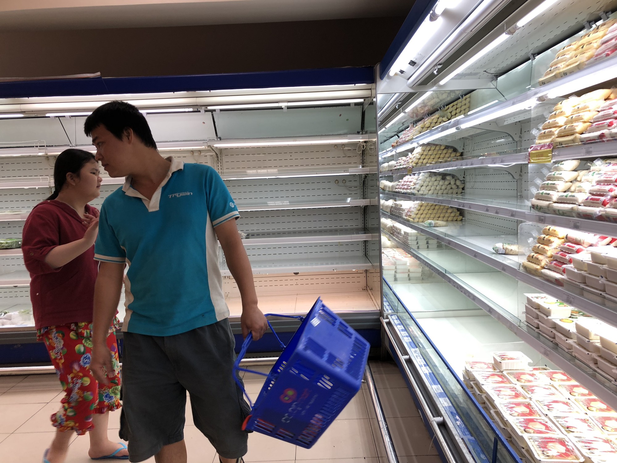 V&eacute;t sạch si&ecirc;u thị s&aacute;ng 30 Tết - Ảnh 3.