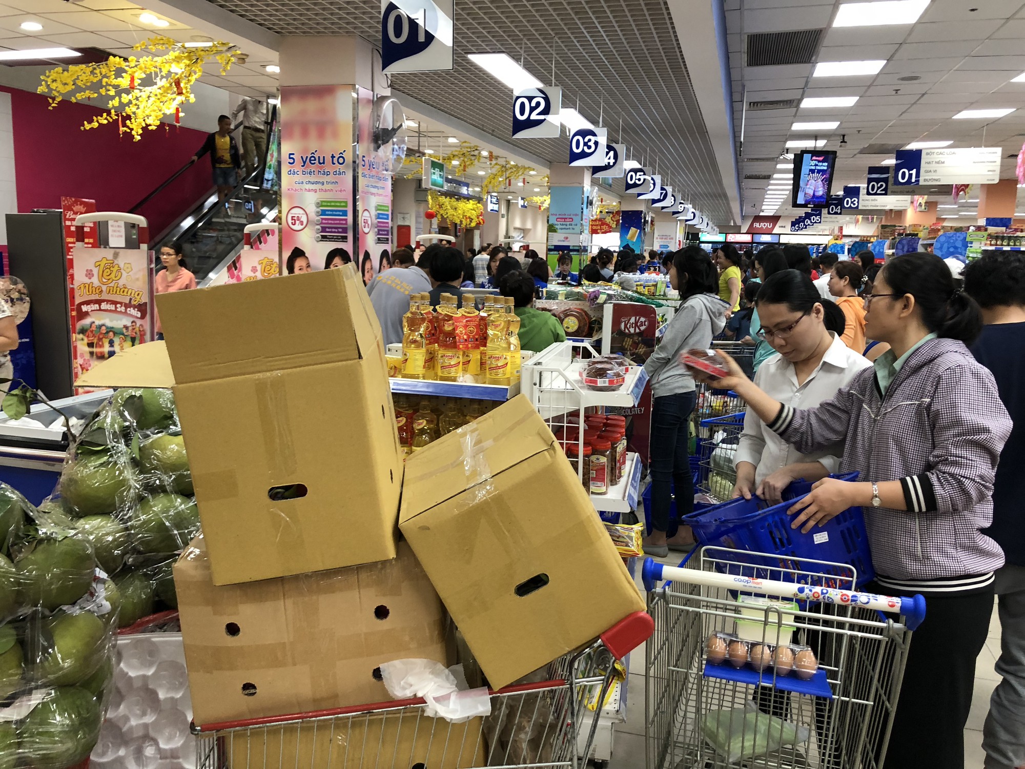 V&eacute;t sạch si&ecirc;u thị s&aacute;ng 30 Tết - Ảnh 5.