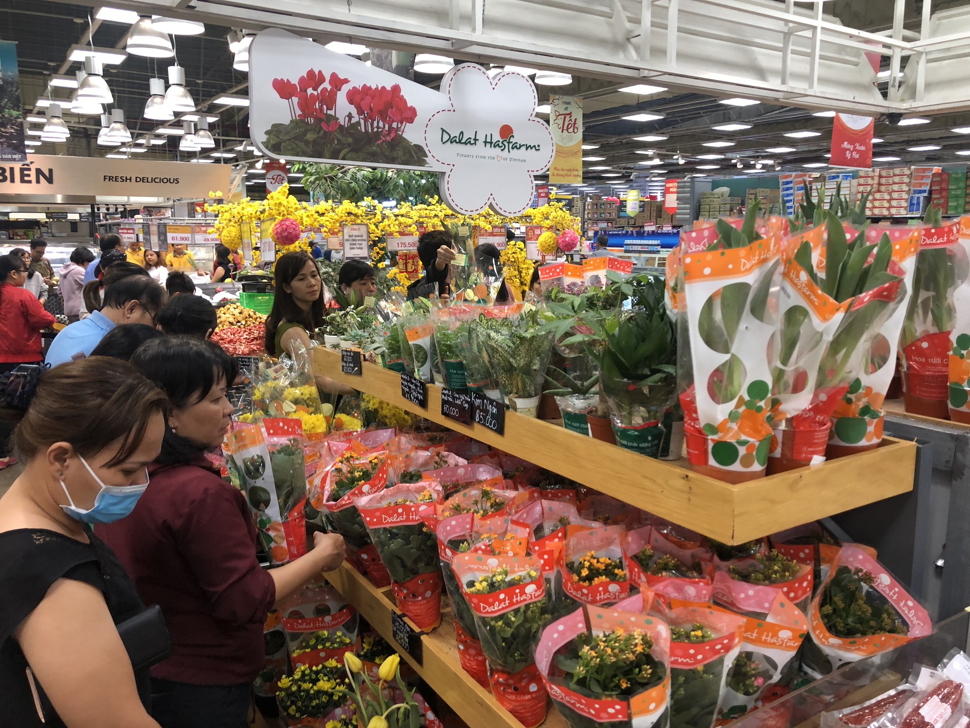 V&eacute;t sạch si&ecirc;u thị s&aacute;ng 30 Tết - Ảnh 11.