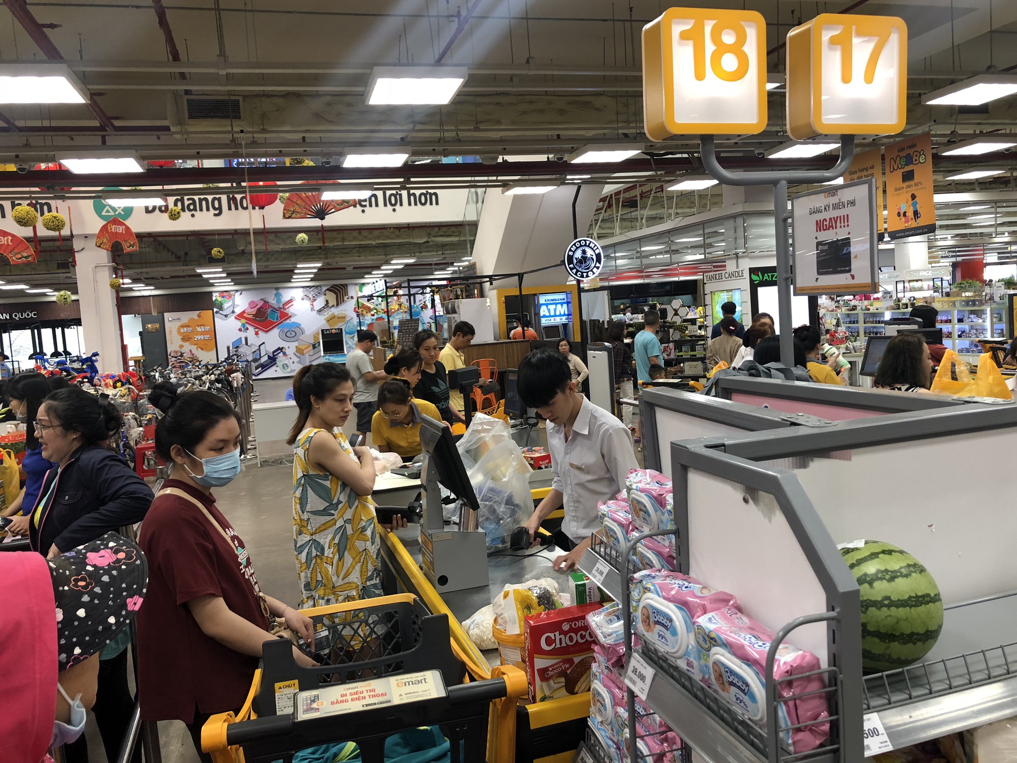 V&eacute;t sạch si&ecirc;u thị s&aacute;ng 30 Tết - Ảnh 12.