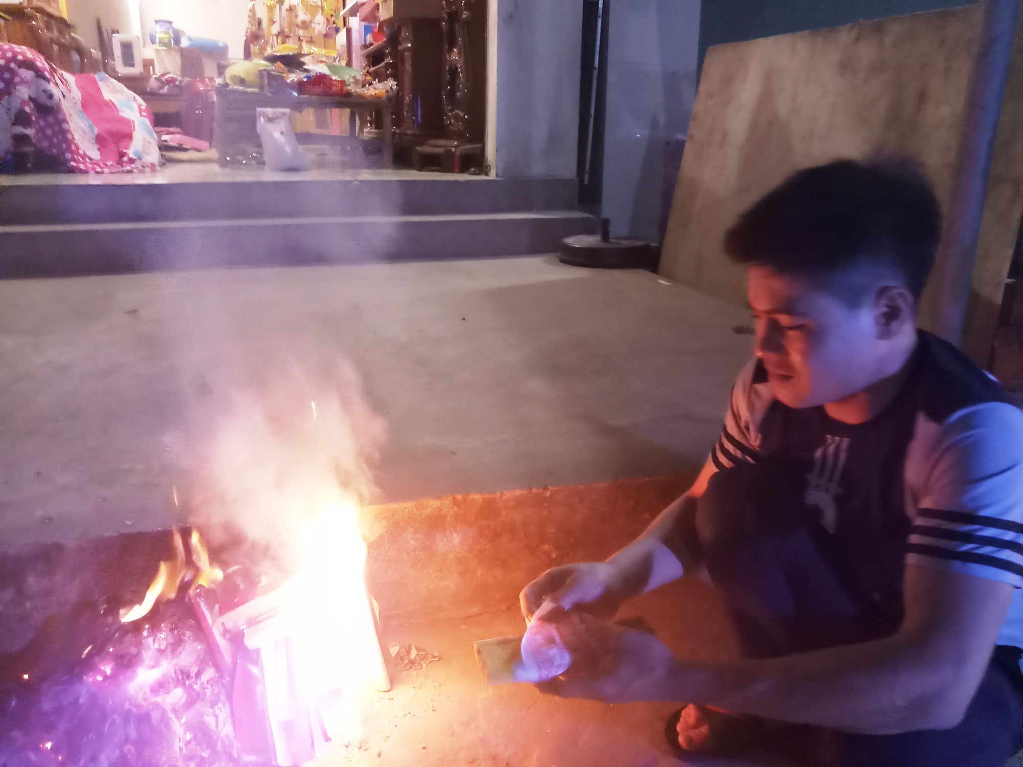 Độc đáo tục xin lửa đêm giao thừa ở ngôi làng cổ gần 400 năm - Ảnh 7.