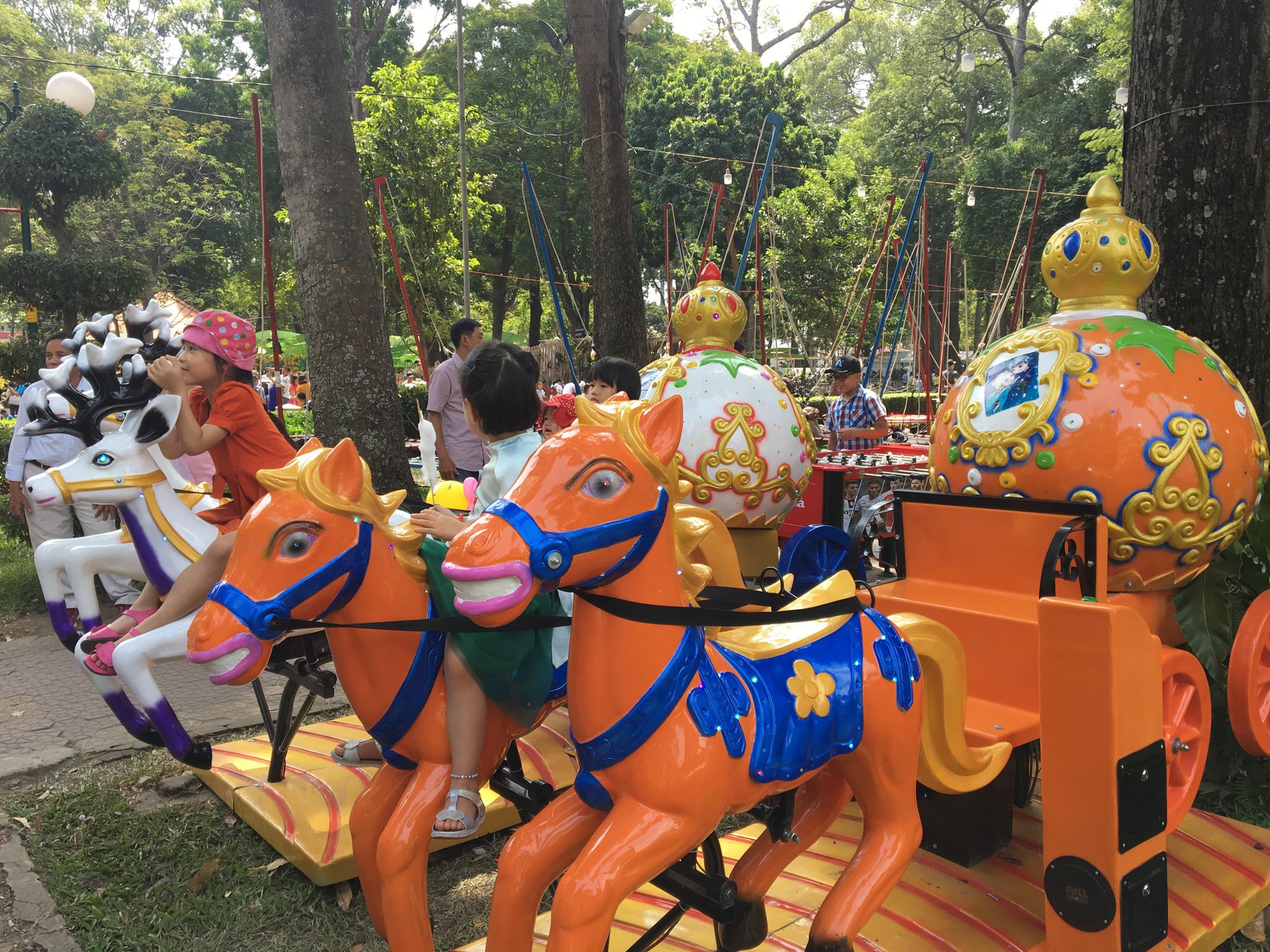 Người d&acirc;n TP HCM v&agrave; du kh&aacute;ch &ugrave;n &ugrave;n check in Hội hoa Xu&acirc;n Tao Đ&agrave;n m&ugrave;ng 1 Tết - Ảnh 3.