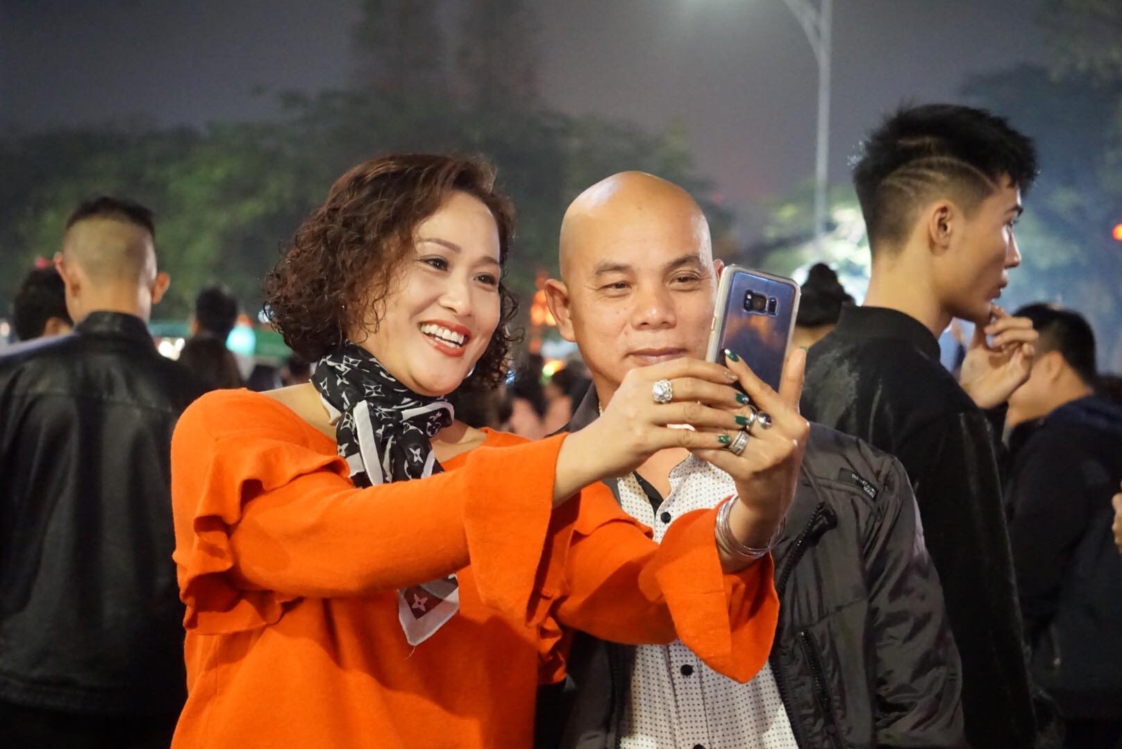 Hồ Gươm đ&ocirc;ng nghẹt người chờ đ&oacute;n giao thừa, xem bắn ph&aacute;o hoa - Ảnh 10.