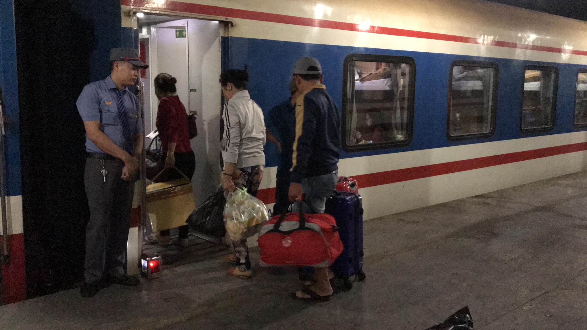 XU&Acirc;N ONLINE: Bồn chồn tr&ecirc;n chuyến t&agrave;u cuối c&ugrave;ng rời ga S&agrave;i G&ograve;n đ&ecirc;m giao thừa - Ảnh 4.