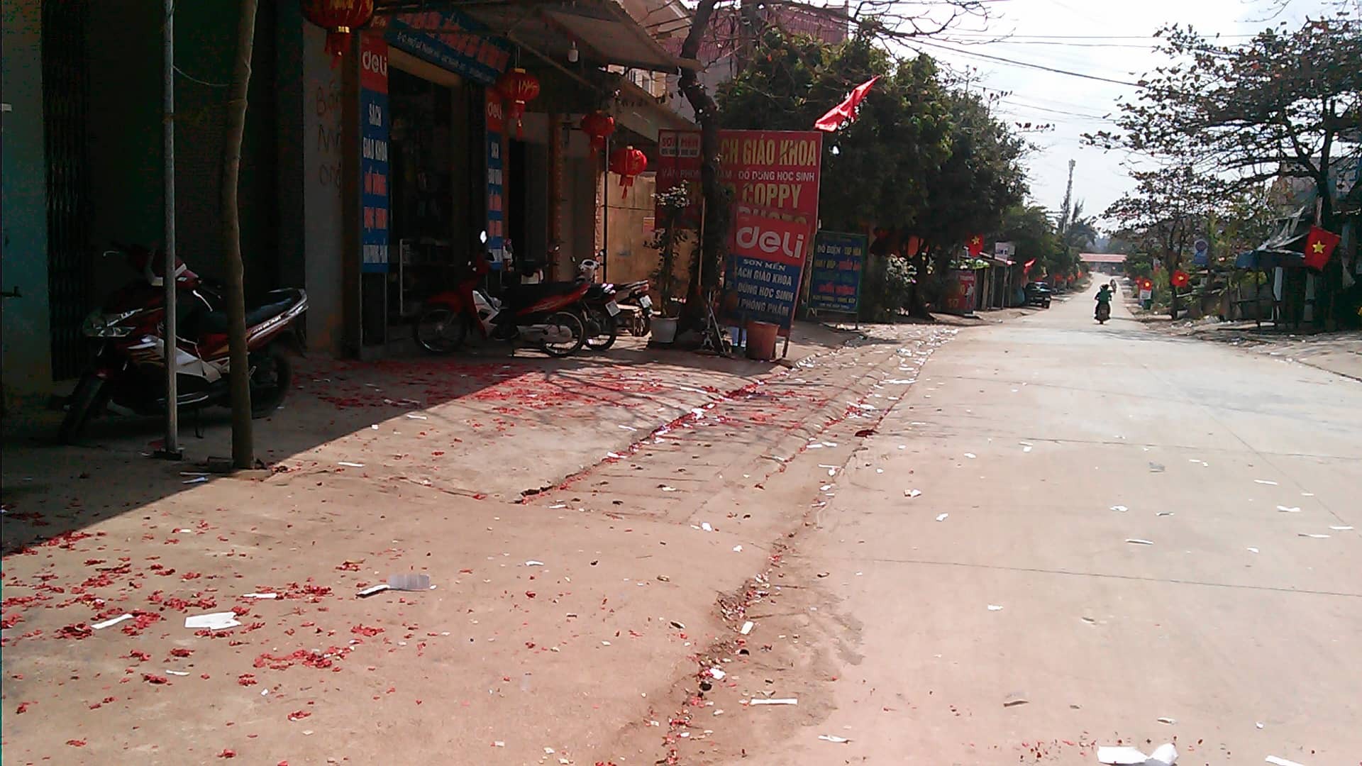 Hải Phòng, Bắc Giang: Xác pháo vương vãi trên nhiều tuyến đường