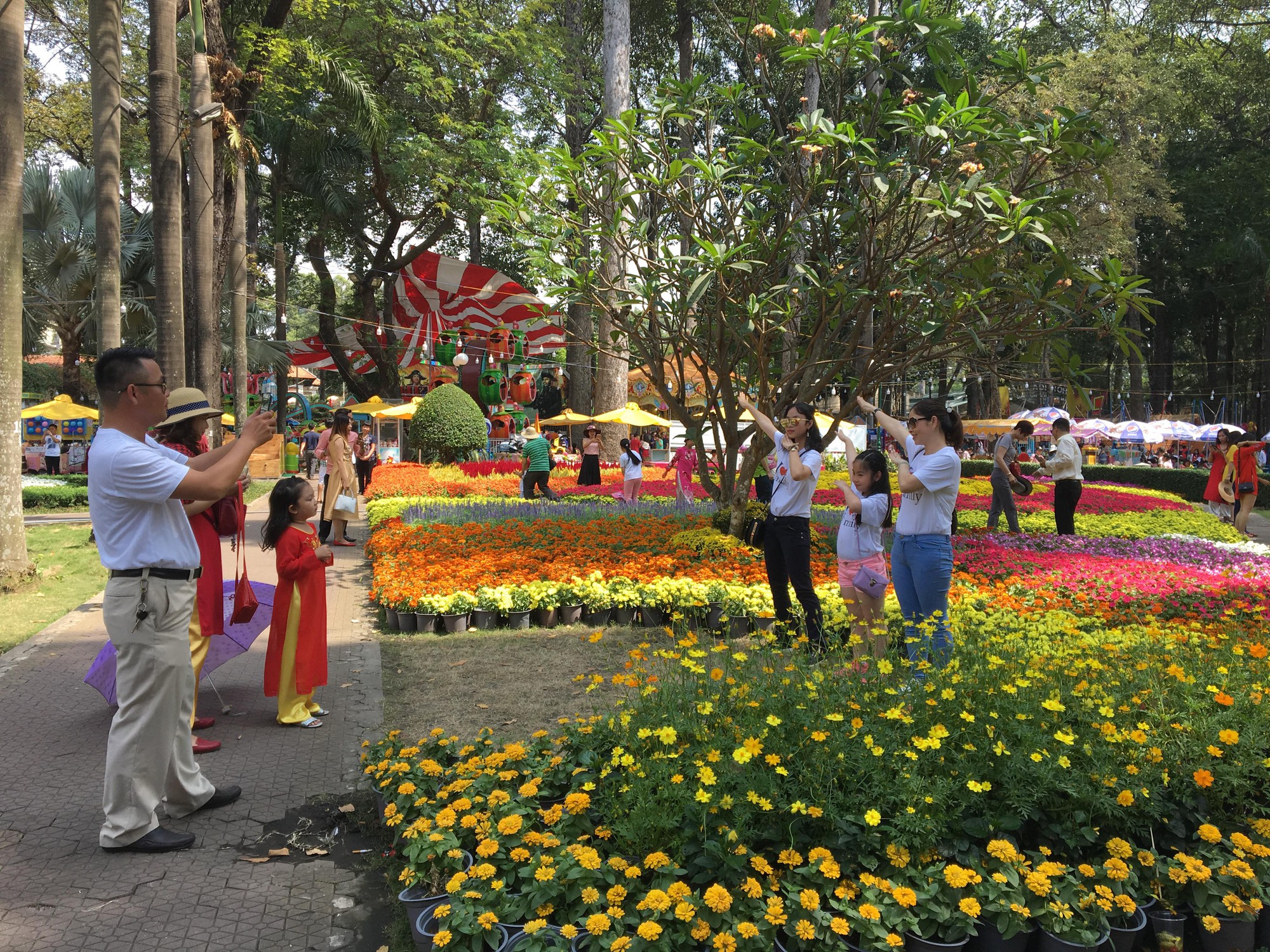 Người d&acirc;n TP HCM v&agrave; du kh&aacute;ch &ugrave;n &ugrave;n check in Hội hoa Xu&acirc;n Tao Đ&agrave;n m&ugrave;ng 1 Tết - Ảnh 2.