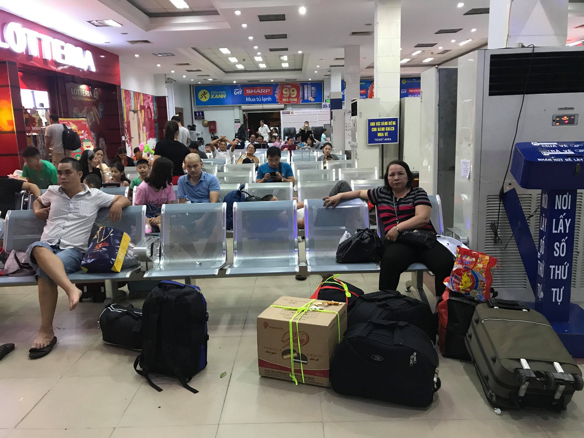 XU&Acirc;N ONLINE: Bồn chồn tr&ecirc;n chuyến t&agrave;u cuối c&ugrave;ng rời ga S&agrave;i G&ograve;n đ&ecirc;m giao thừa - Ảnh 1.