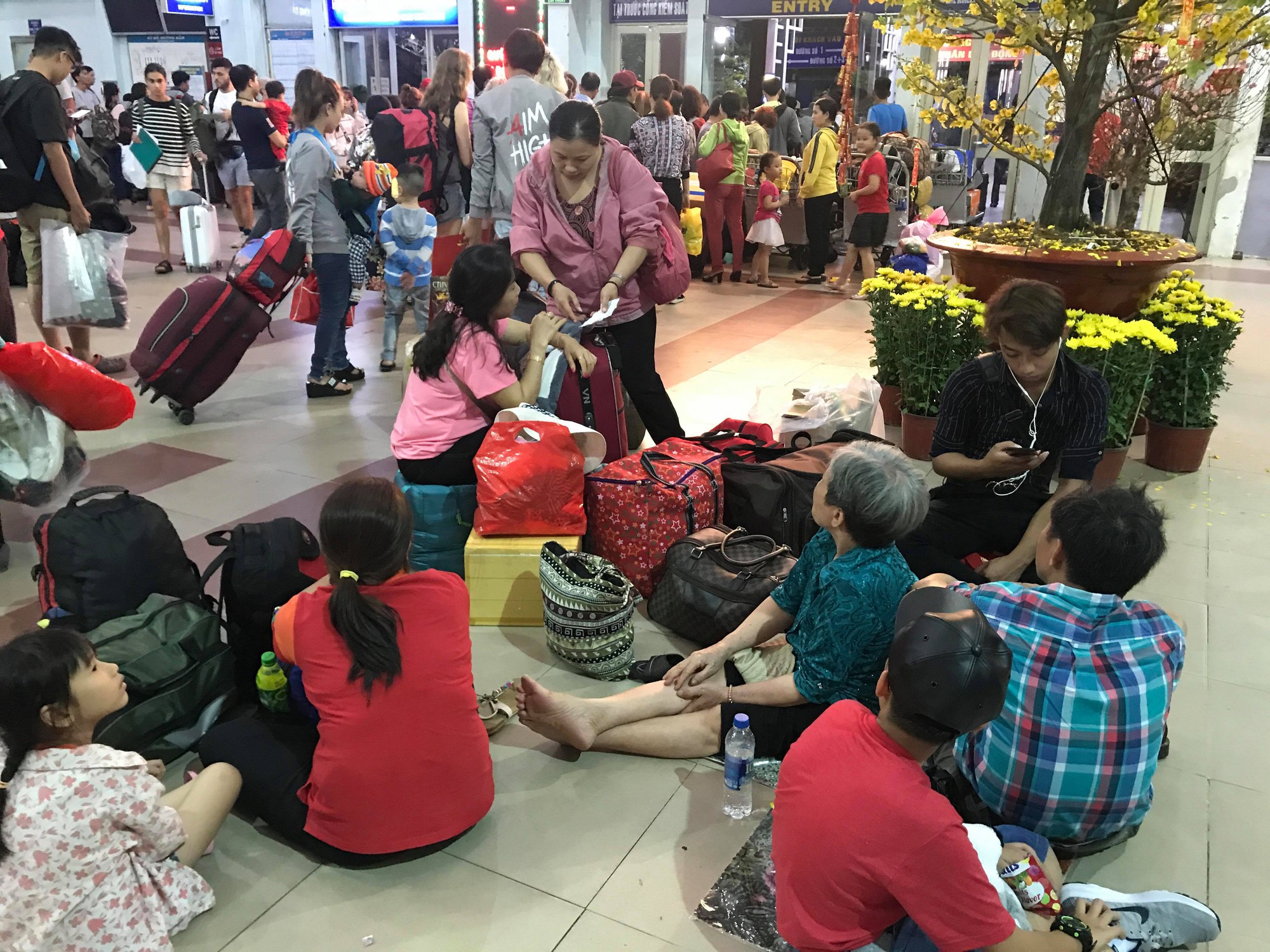 XU&Acirc;N ONLINE: Bồn chồn tr&ecirc;n chuyến t&agrave;u cuối c&ugrave;ng rời ga S&agrave;i G&ograve;n đ&ecirc;m giao thừa - Ảnh 2.