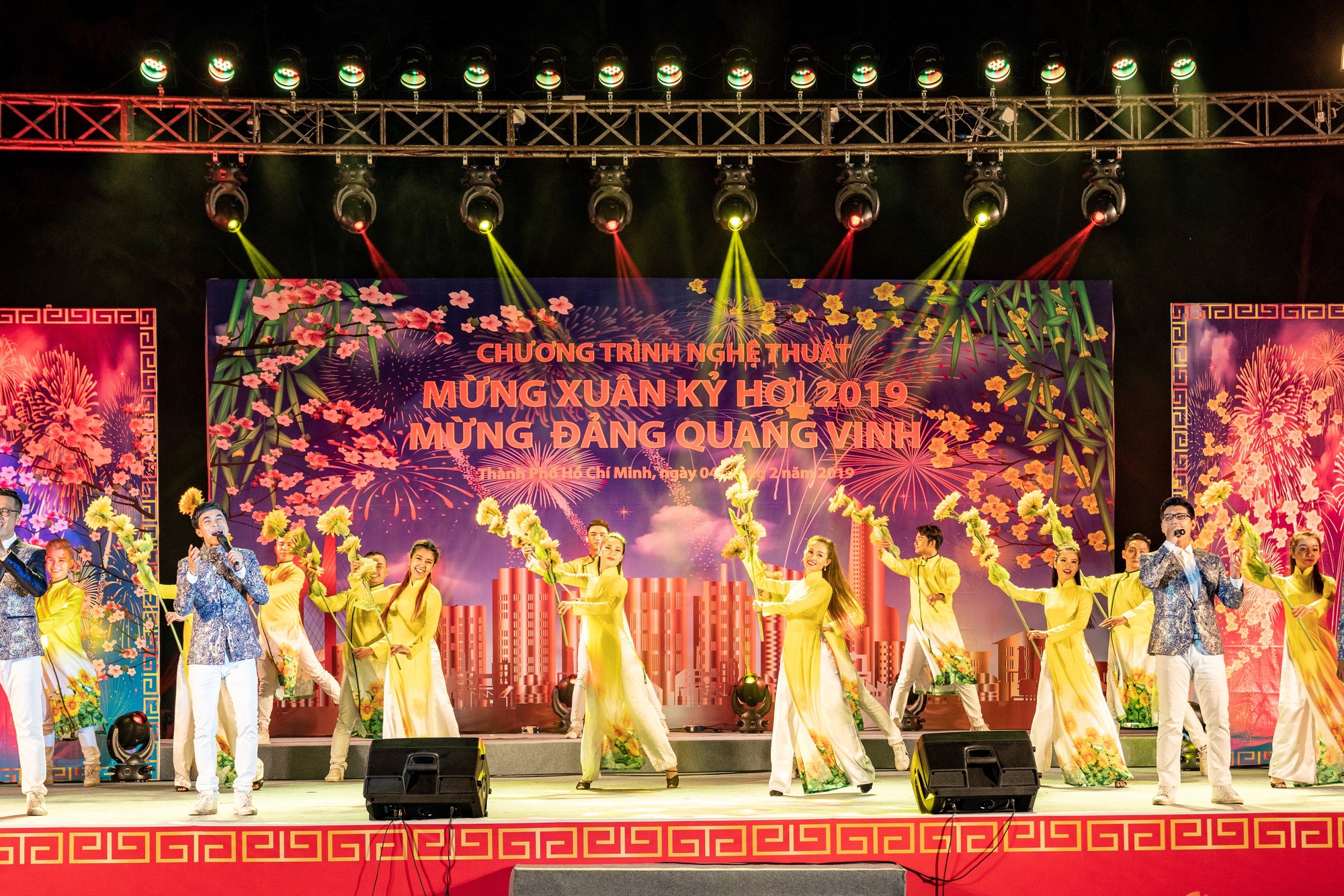 Pháo hoa rực sáng trên bầu trời Hiệp Phước - Nhà Bè - Ảnh 6.