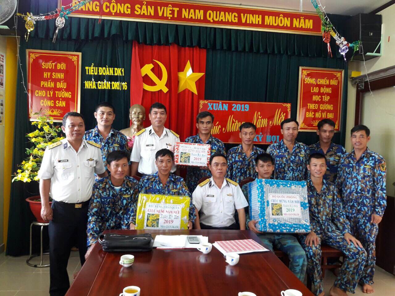 Nhà giàn DK1 đón Tết