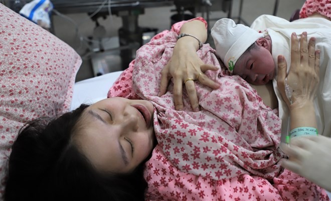 Ngắm nhìn công dân đầu tiên chào đời đúng 0 giờ 00 phút năm Kỷ Hợi - Ảnh 1.
