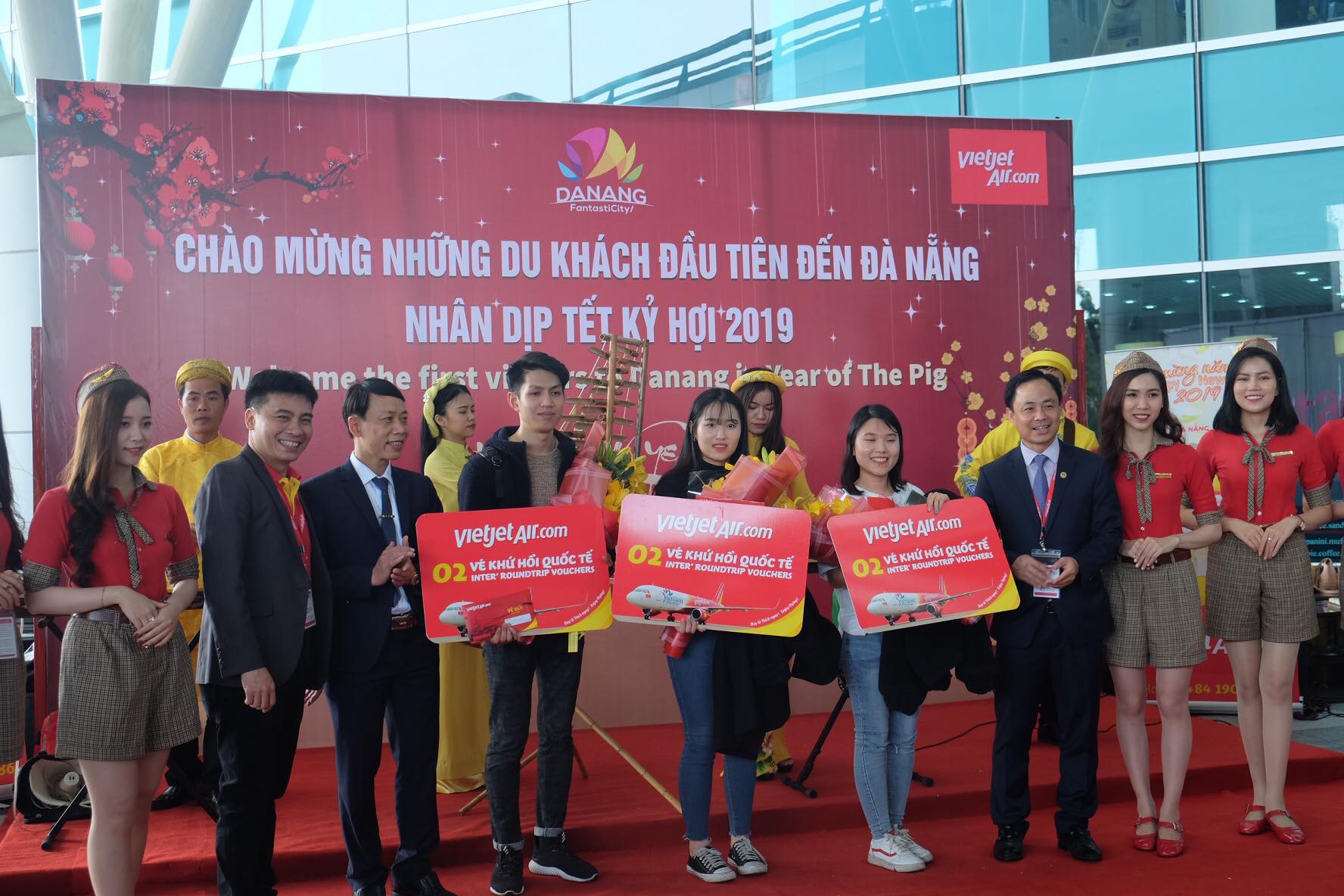 Đà Nẵng đón chuyến bay chở du khách Hàn Quốc đến "xông đất"