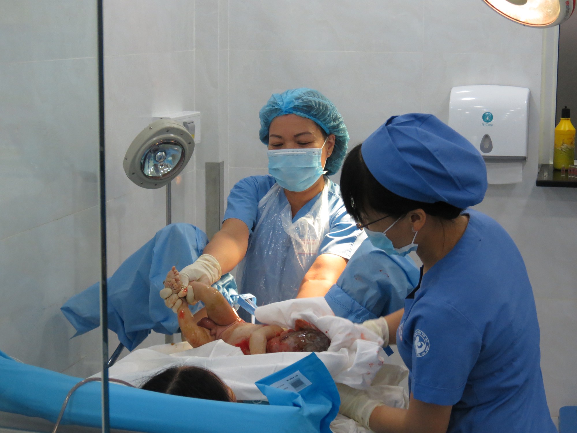 0 giờ, 6 ch&aacute;u b&eacute; đồng loạt ch&agrave;o đời ở Bệnh viện Từ Dũ - Ảnh 1.