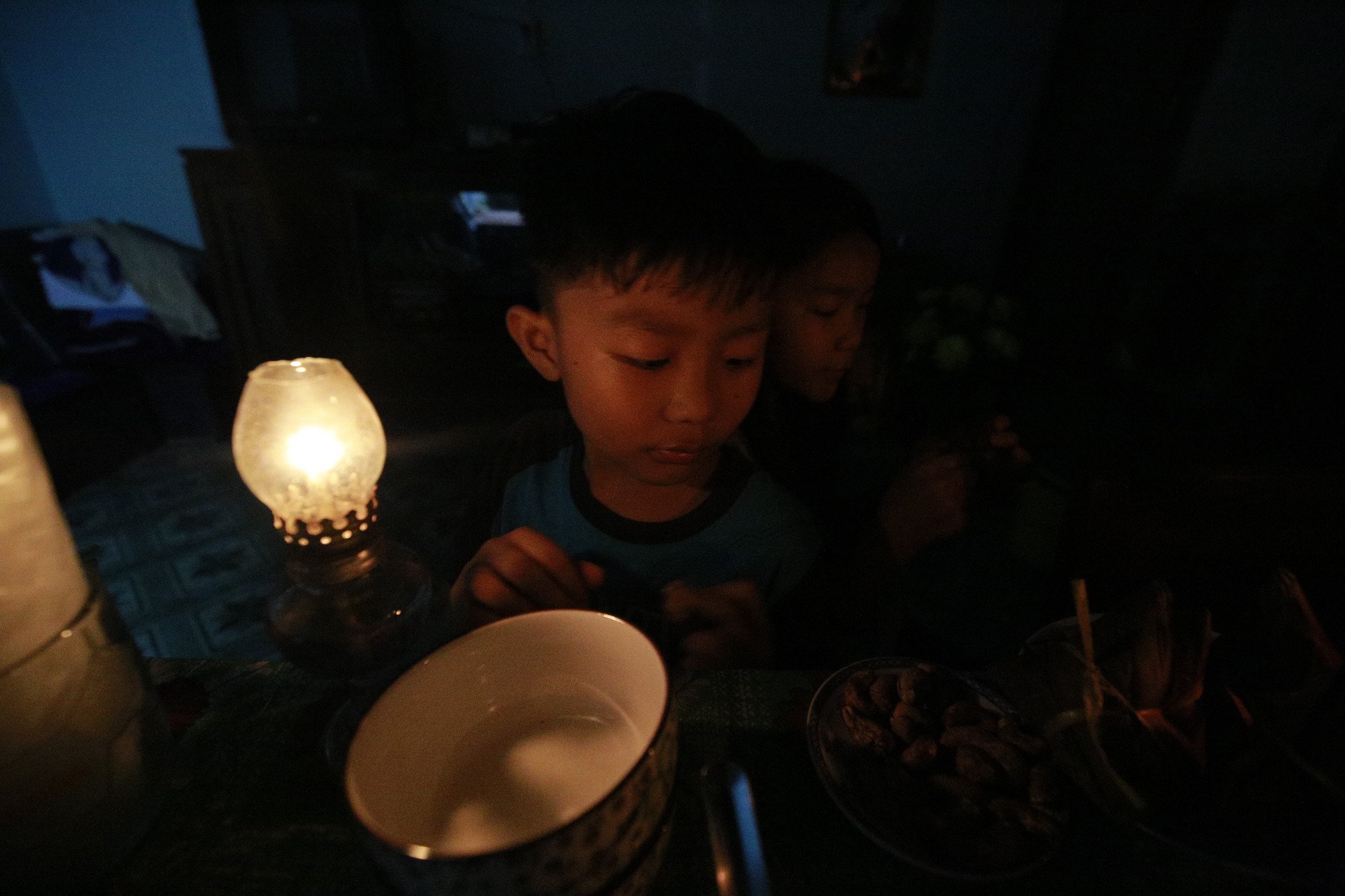 Nhà bị cúp điện, kêu cứu đêm 30 Tết!