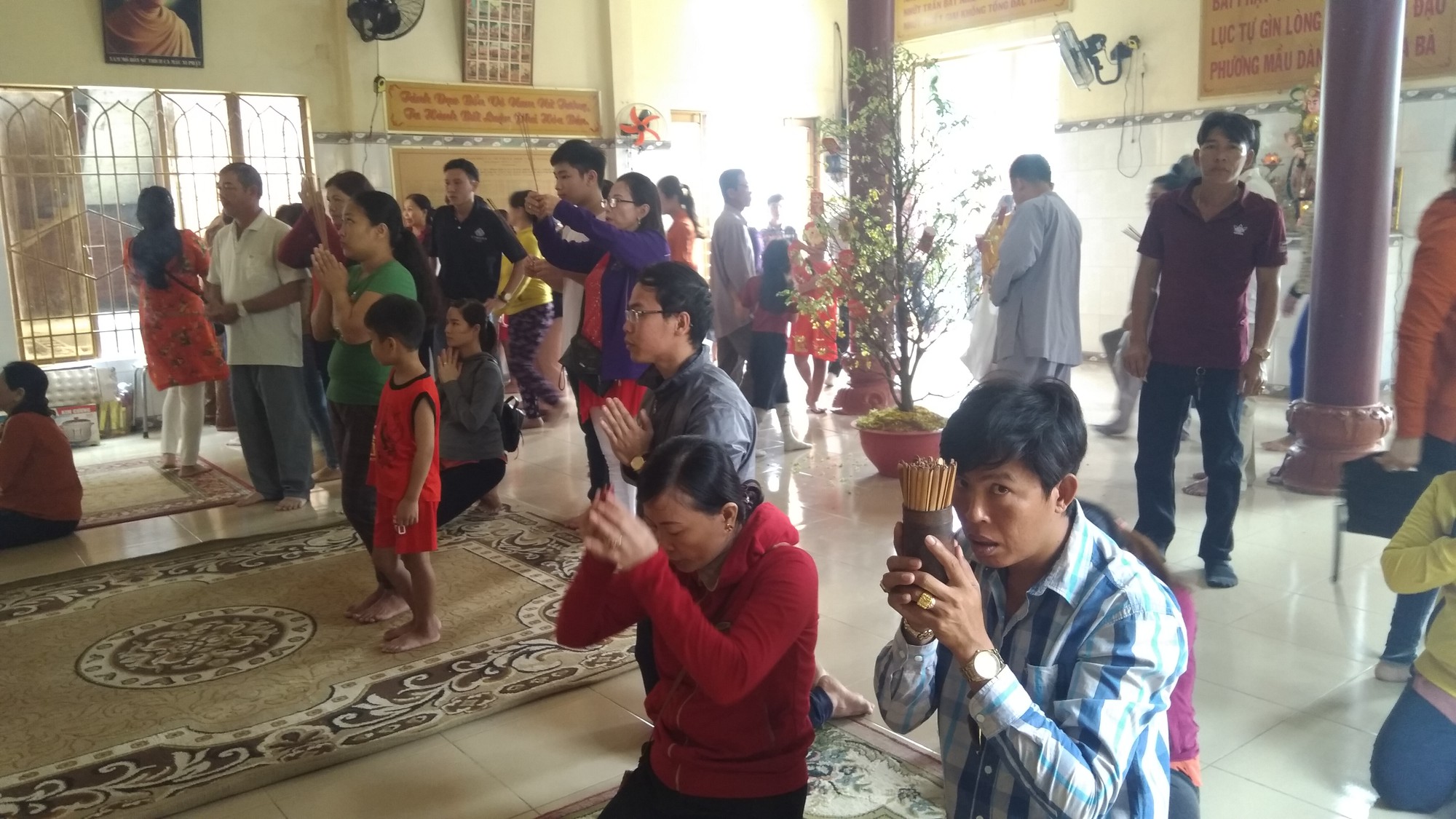 Người dân “đảo ngọc” Phú Quốc chen chân đi lễ chùa ngày đầu năm